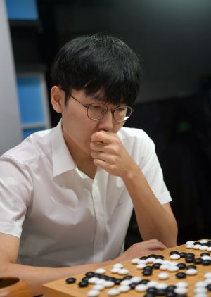 용성전 3연패 신진서, 32개월 연속 1위 자리 수성